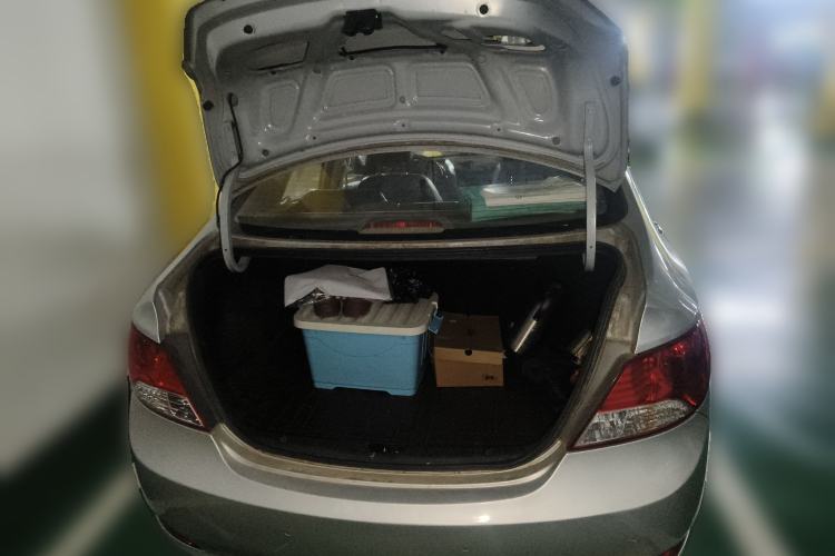 Used Hyundai Verna (older generation) 2010 Sedan 1.4L Manual Comfort GS Trunk