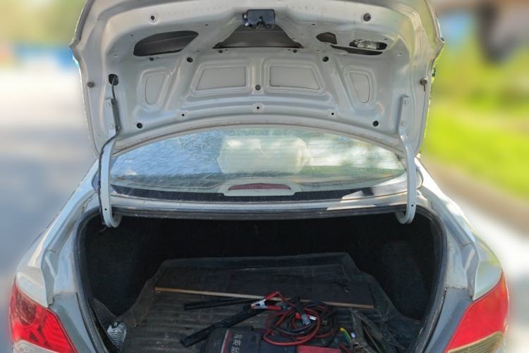 Used Hyundai Verna (older generation) 2010 Sedan 1.4L Manual Comfort GS Trunk