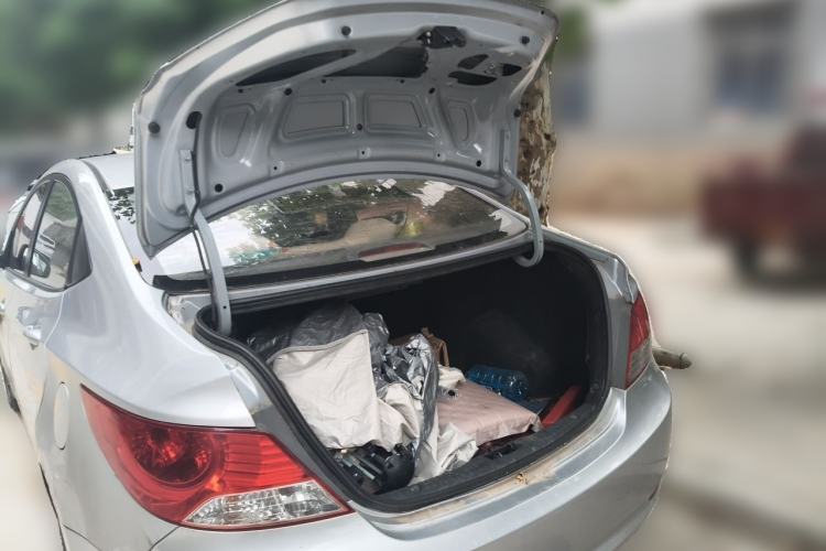 Used Hyundai Verna (older generation) 2010 Sedan 1.4L Automatic Comfort Model GS Trunk