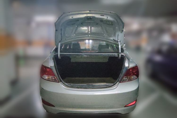 Used Hyundai Verna (older generation) 2010 Sedan 1.4L Manual Comfort GS Trunk