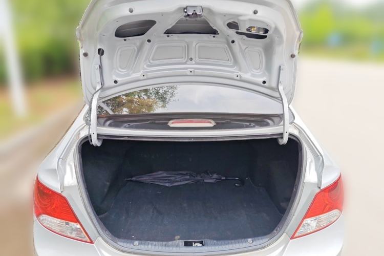 Used Hyundai Verna (older generation) 2010 Sedan 1.4L Manual Comfort GS Trunk