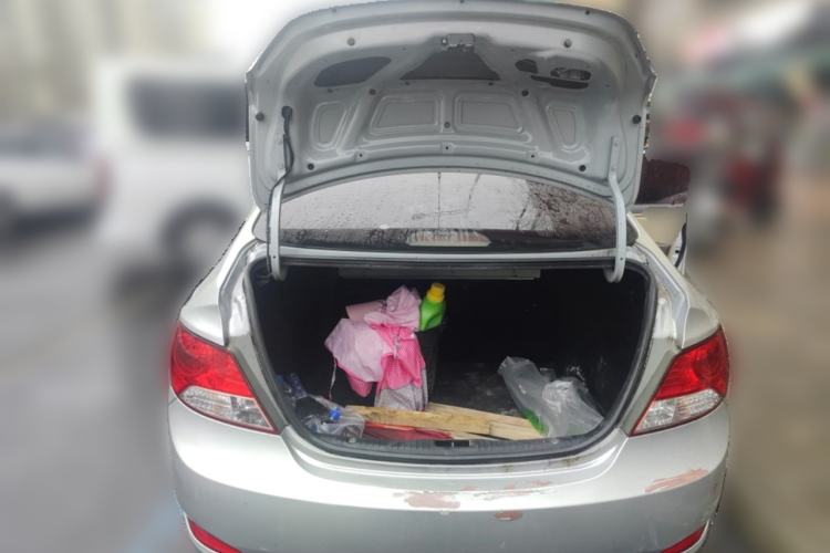 Used Hyundai Verna (older generation) 2010 Sedan 1.4L Manual Comfort GS Trunk