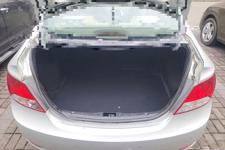 Used Hyundai Verna (older generation) 2010 Sedan 1.4L Manual Comfort GS Trunk