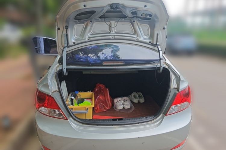Used Hyundai Verna (older generation) 2010 Sedan 1.4L Manual Comfort GS Trunk