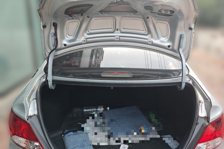 Used Hyundai Verna (older generation) 2010 Sedan 1.4L Automatic Comfort Model GS Trunk