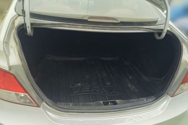 Used Hyundai Verna (older generation) 2010 Sedan 1.4L Manual Comfort GS Trunk