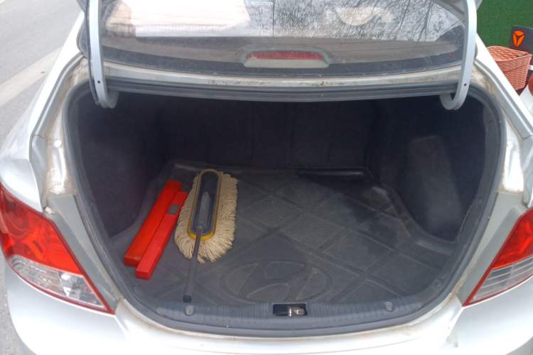 Used Hyundai Verna (older generation) 2010 Sedan 1.4L Manual Standard GL Model Trunk