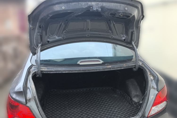 Used Hyundai Verna (older generation) 2010 Sedan 1.4L Manual Comfort GS Trunk