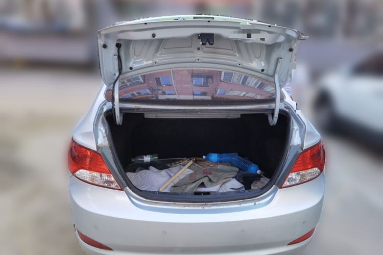 Used Hyundai Verna (older generation) 2010 Sedan 1.4L Manual Comfort GS Trunk