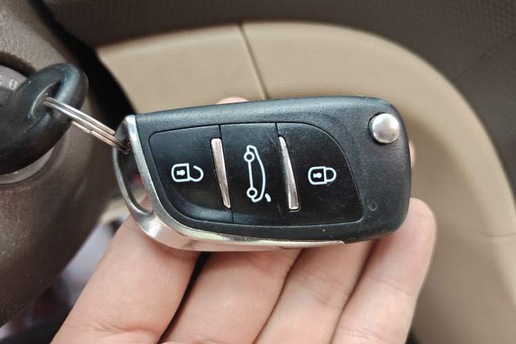 Used Hyundai Verna (older generation) 2010 Sedan 1.4L Manual BLUE Model Vehicle Key