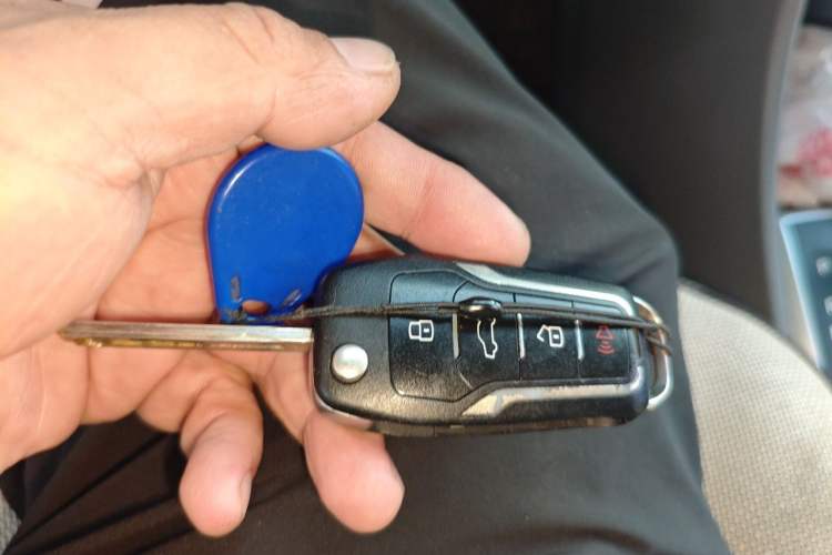 Used Hyundai Verna (older generation) 2010 Sedan 1.4L Automatic Comfort Model GS Vehicle Key