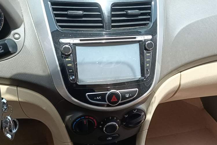 Used Hyundai Verna (older generation) 2010 Sedan 1.4L Automatic Fashionable GT Model Audio And AC Panel