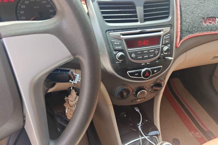 Used Hyundai Verna (older generation) 2010 Sedan 1.4L Manual Comfort GS Audio And AC Panel
