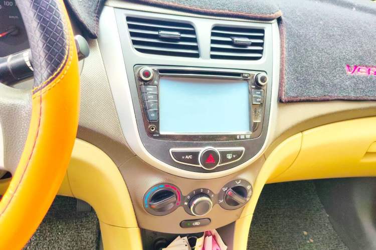 Used Hyundai Verna (older generation) 2010 Sedan 1.4L Automatic Comfort Model GS Audio And AC Panel