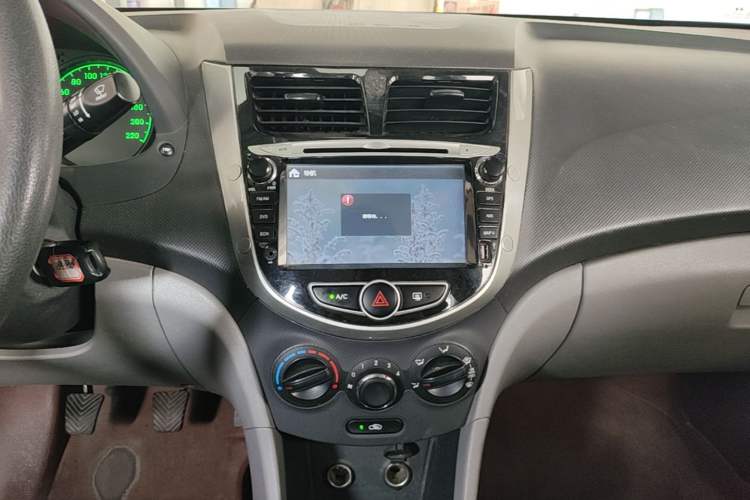 Used Hyundai Verna (older generation) 2010 Sedan 1.4L Manual Comfort GS Audio And AC Panel