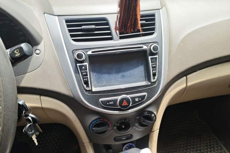 Used Hyundai Verna (older generation) 2010 Sedan 1.4L Manual Comfort GS Audio And AC Panel