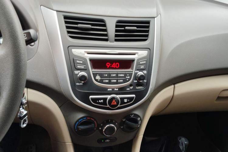 Used Hyundai Verna (older generation) 2010 Sedan 1.4L Automatic Comfort Model GS Audio And AC Panel