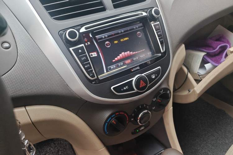 Used Hyundai Verna (older generation) 2010 Sedan 1.4L Automatic Fashionable GT Model Audio And AC Panel