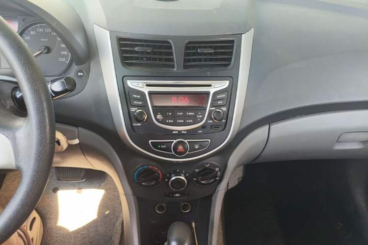Used Hyundai Verna (older generation) 2010 Sedan 1.4L Automatic Comfort Model GS Audio And AC Panel