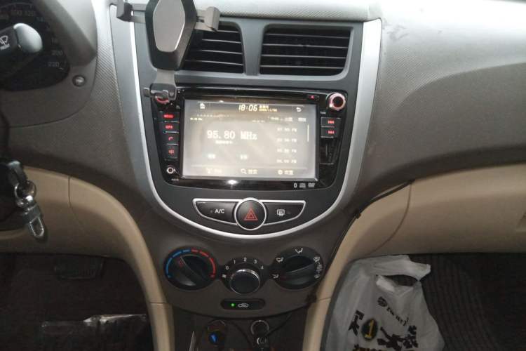 Used Hyundai Verna (older generation) 2010 Sedan 1.4L Automatic Comfort Model GS Audio And AC Panel