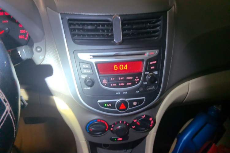 Used Hyundai Verna (older generation) 2010 Sedan 1.4L Automatic Comfort Model GS Audio And AC Panel
