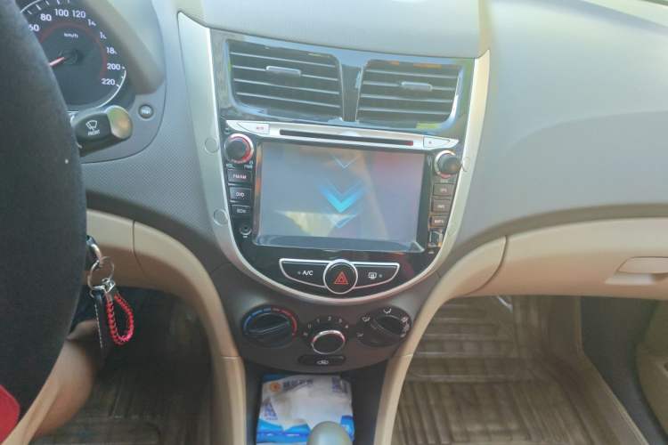 Used Hyundai Verna (older generation) 2010 Sedan 1.4L Automatic Fashionable GT Model Audio And AC Panel