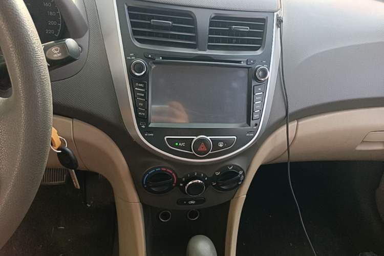 Used Hyundai Verna (older generation) 2010 Sedan 1.4L Automatic Comfort Model GS Audio And AC Panel