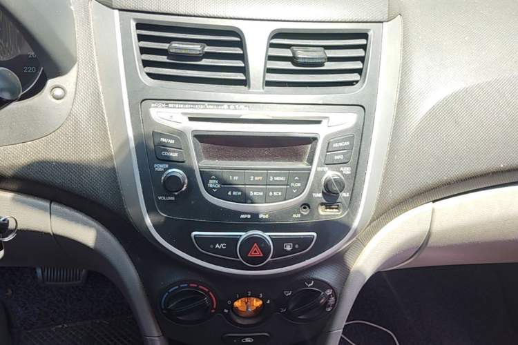 Used Hyundai Verna (older generation) 2010 Sedan 1.4L Automatic Fashionable GT Model Audio And AC Panel