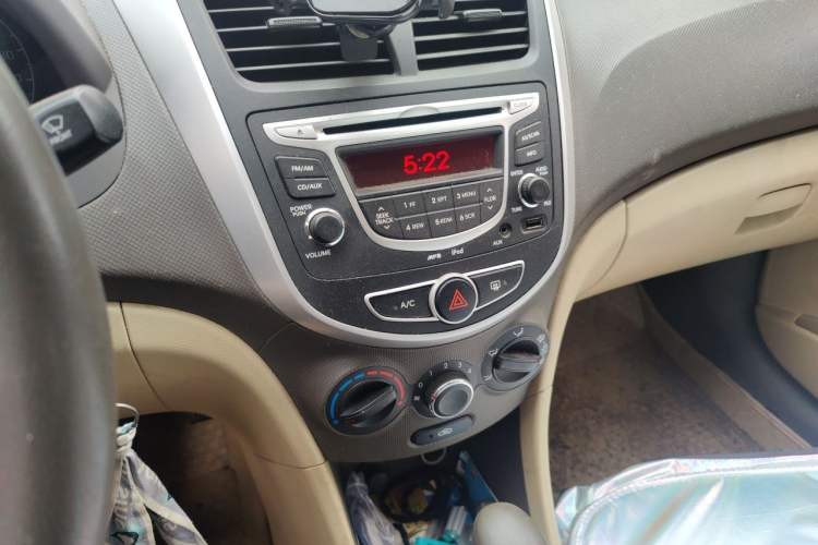 Used Hyundai Verna (older generation) 2010 Sedan 1.4L Automatic Comfort Model GS Audio And AC Panel
