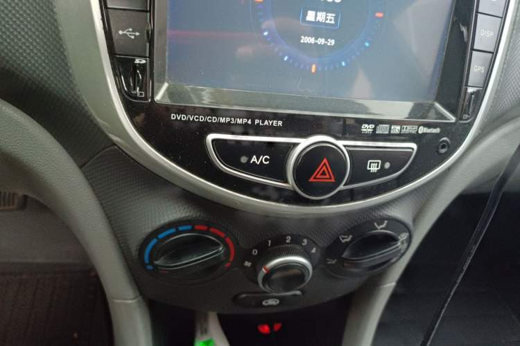 Used Hyundai Verna (older generation) 2010 Sedan 1.4L Automatic Fashionable GT Model Audio And AC Panel