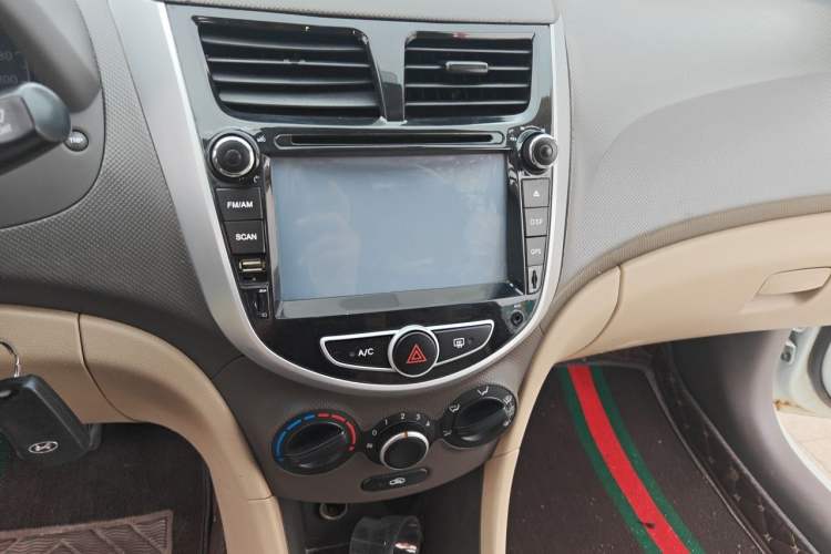 Used Hyundai Verna (older generation) 2010 Sedan 1.4L Automatic Comfort Model GS Audio And AC Panel