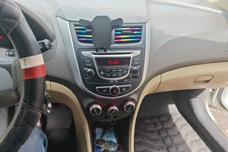 Used Hyundai Verna (older generation) 2010 Sedan 1.4L Manual Comfort GS Audio And AC Panel