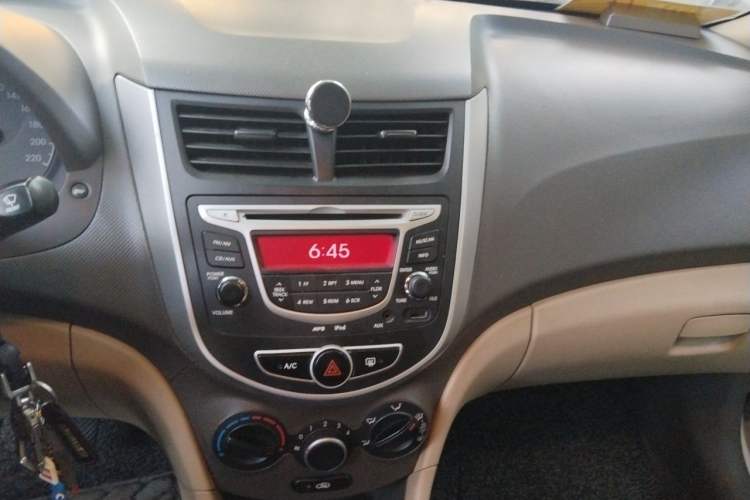 Used Hyundai Verna (older generation) 2010 Sedan 1.4L Manual Comfort GS Audio And AC Panel