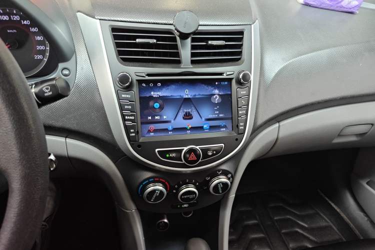 Used Hyundai Verna (older generation) 2010 Sedan 1.4L Automatic Fashionable GT Model Audio And AC Panel