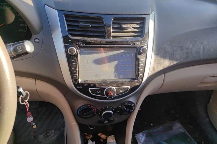 Used Hyundai Verna (older generation) 2010 Sedan 1.4L Automatic Comfort Model GS Audio And AC Panel