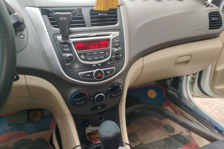 Used Hyundai Verna (older generation) 2010 Sedan 1.4L Automatic Fashionable GT Model Audio And AC Panel