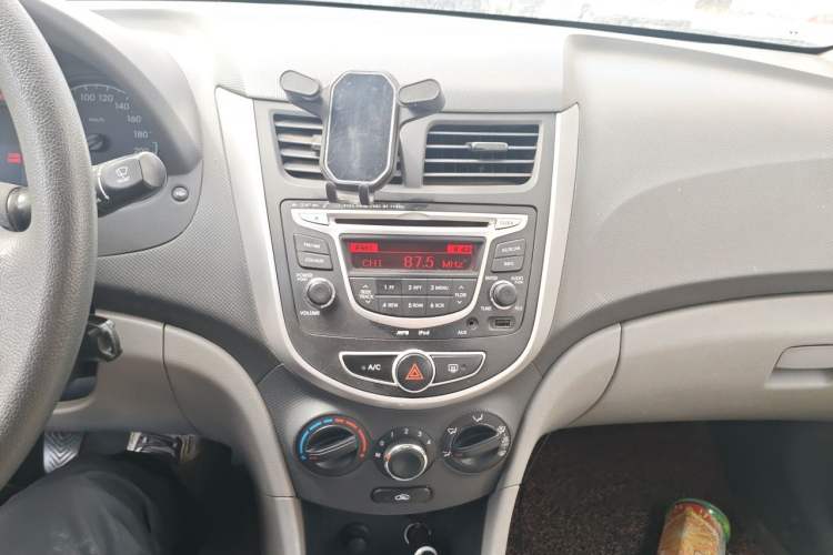 Used Hyundai Verna (older generation) 2010 Sedan 1.4L Manual Comfort GS Audio And AC Panel