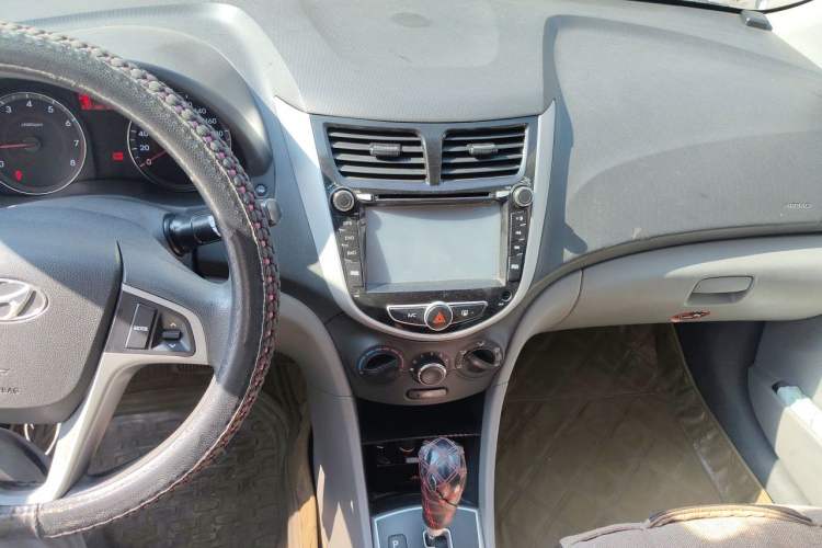 Used Hyundai Verna (older generation) 2010 Sedan 1.4L Automatic Fashionable GT Model Audio And AC Panel