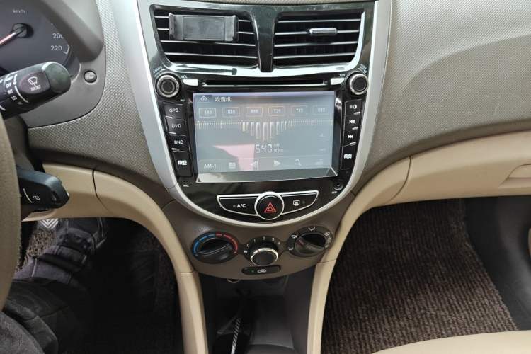 Used Hyundai Verna (older generation) 2010 Sedan 1.4L Manual Comfort GS Audio And AC Panel