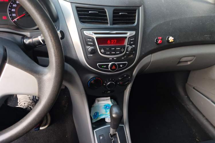 Used Hyundai Verna (older generation) 2010 Sedan 1.4L Automatic Fashionable GT Model Audio And AC Panel