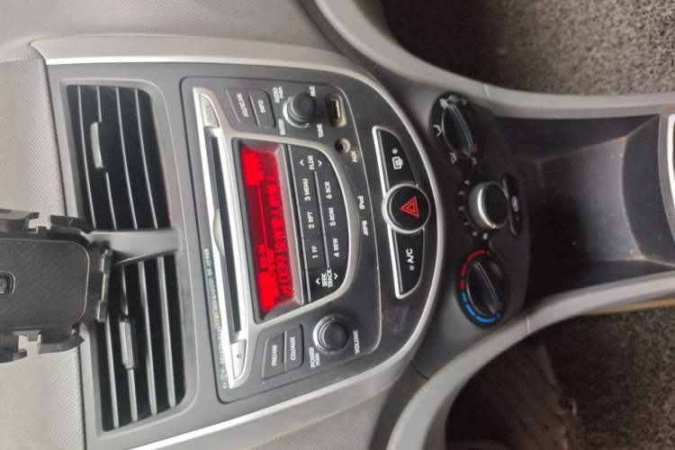 Used Hyundai Verna (older generation) 2010 Sedan 1.4L Manual Comfort GS Audio And AC Panel
