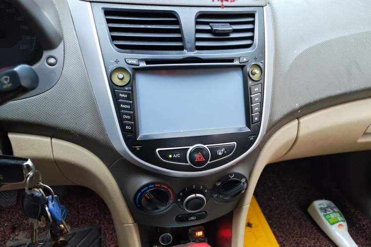 Used Hyundai Verna (older generation) 2010 Sedan 1.4L Manual Comfort GS Audio And AC Panel