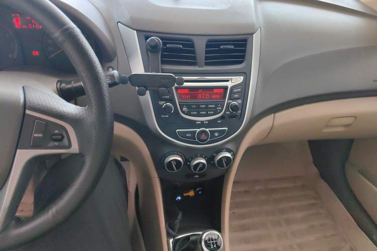 Used Hyundai Verna (older generation) 2010 Sedan 1.4L Manual Comfort GS Audio And AC Panel