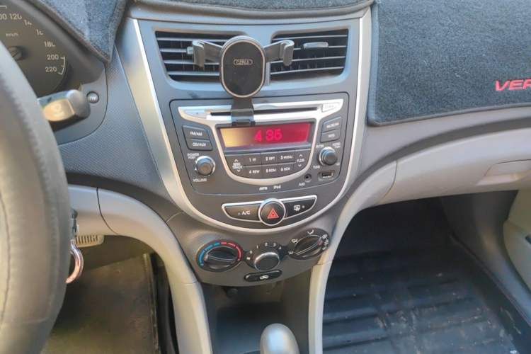 Used Hyundai Verna (older generation) 2010 Sedan 1.4L Automatic Comfort Model GS Audio And AC Panel