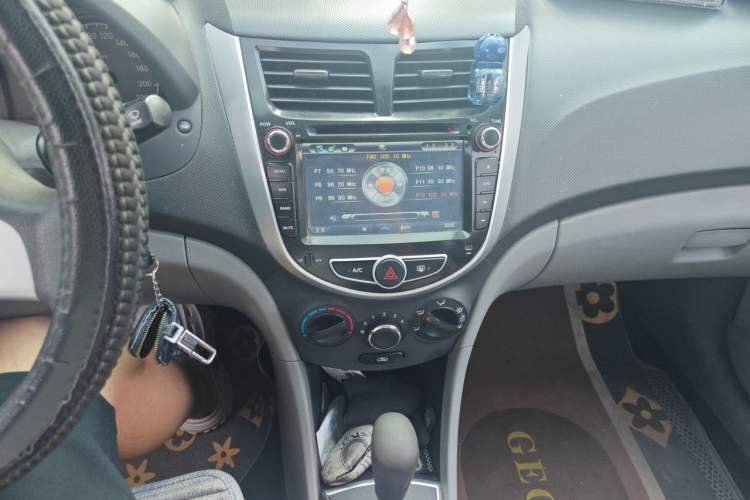 Used Hyundai Verna (older generation) 2010 Sedan 1.4L Automatic Comfort Model GS Audio And AC Panel