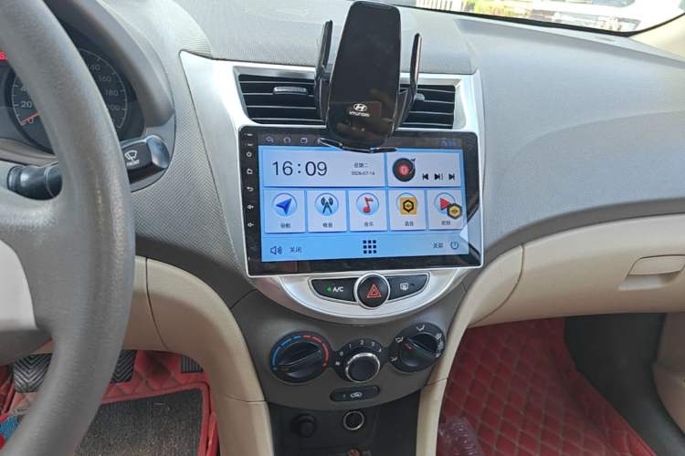 Used Hyundai Verna (older generation) 2010 Sedan 1.4L Manual Comfort GS Audio And AC Panel