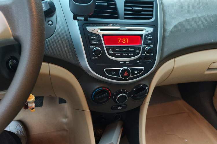 Used Hyundai Verna (older generation) 2010 Sedan 1.4L Manual Comfort GS Audio And AC Panel