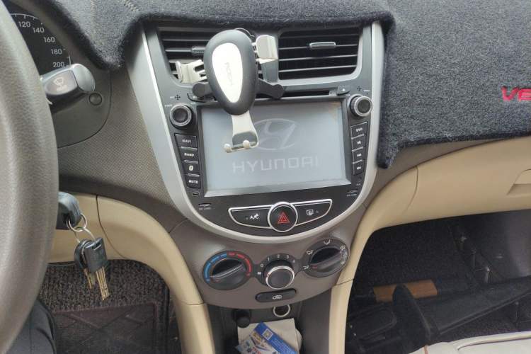 Used Hyundai Verna (older generation) 2010 Sedan 1.4L Manual Comfort GS Audio And AC Panel