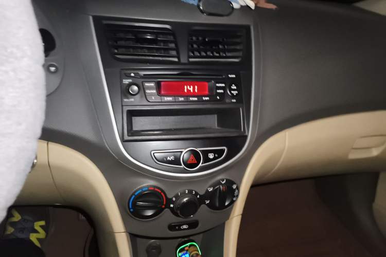 Used Hyundai Verna (older generation) 2010 Sedan 1.4L Manual Comfort GS Audio And AC Panel