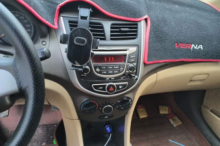 Used Hyundai Verna (older generation) 2010 Sedan 1.4L Manual Comfort GS Audio And AC Panel